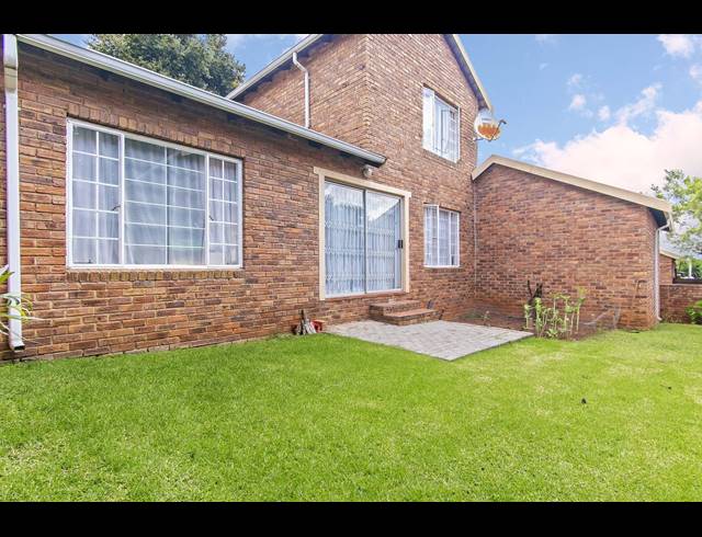 3 BEDROOM TOWNHOUSE FOR SALE IN WILGEHEUWEL
